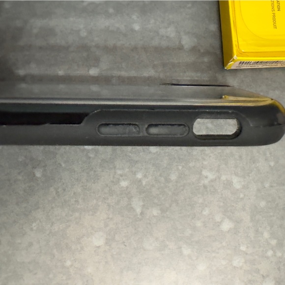 OtterBox Symmetry for iPhone XR - Picture 6 of 8